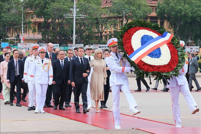 Tổng thống Pháp và Phu nhân vào Lăng viếng Chủ tịch Hồ Chí Minh và tưởng niệm các anh hùng liệt sĩ